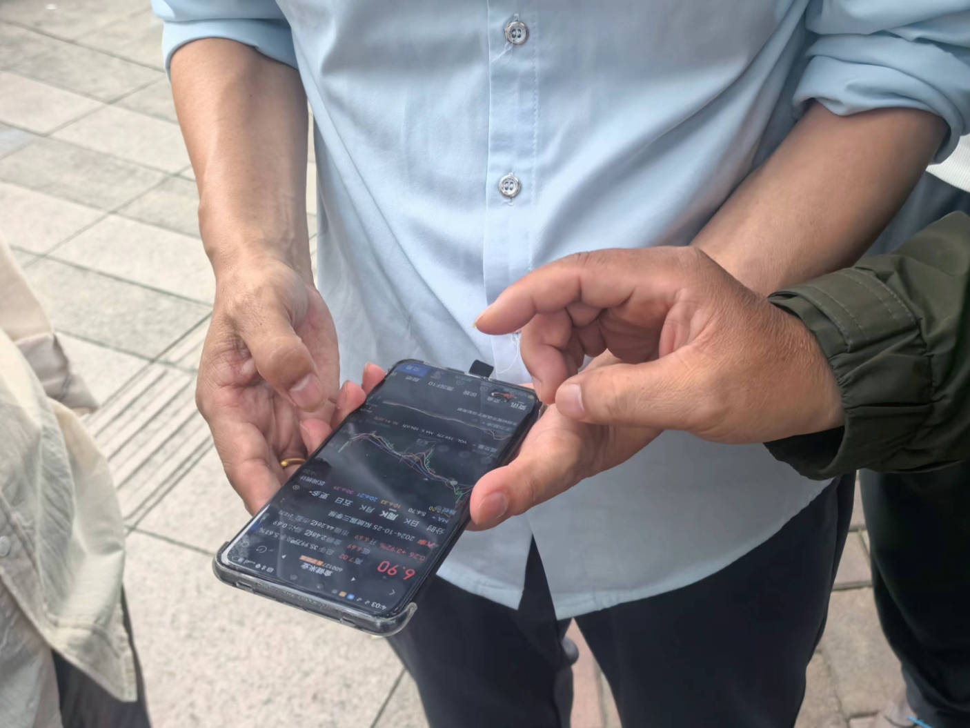 实探上海股市沙龙：爷叔“爱在深秋”隐匿数日，中信证券到此宣传开户