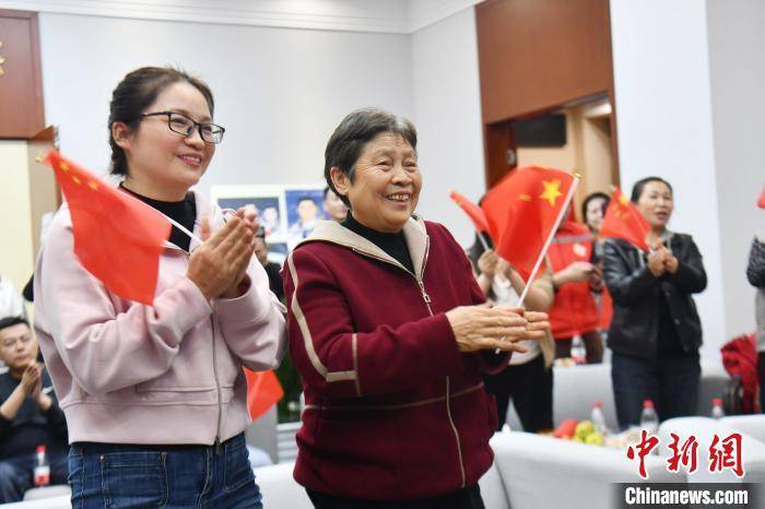 神舟十八号平安“回家” 叶光富亲友迎航天英雄凯旋