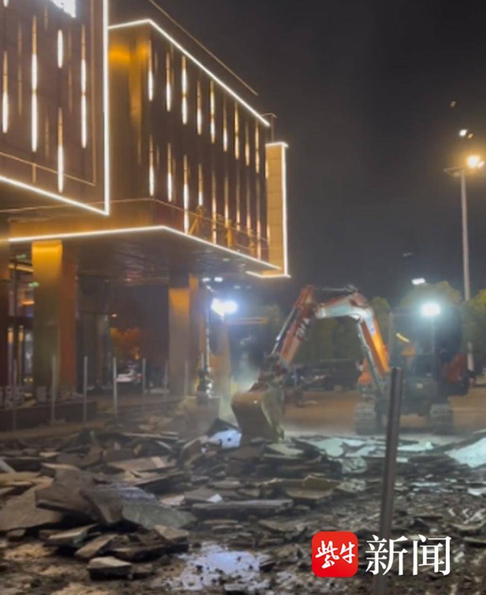 喷泉广场被建停车场，业主众筹挖机连夜开挖