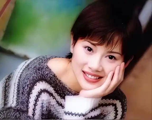 53岁陈松伶暴瘦到90斤，和丈夫张铎像两辈人，如今幸福吗？