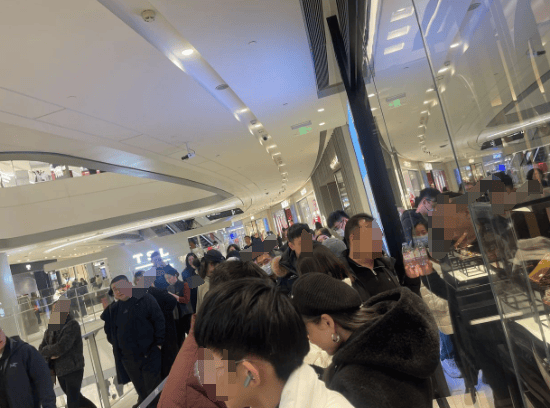 买疯了！“像不要钱似的”，有人排1.5小时进店！深圳……