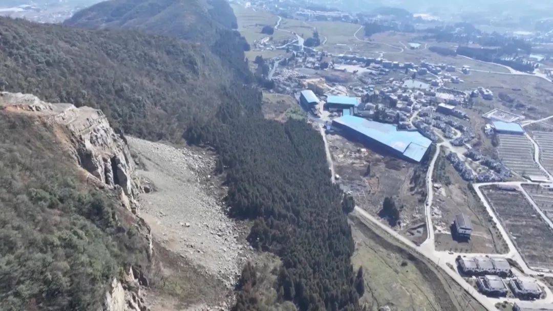 大山惊现6条裂缝，附近100多户居民害怕垮塌晚上不敢睡觉！和煤矿开采有关！当地回应……