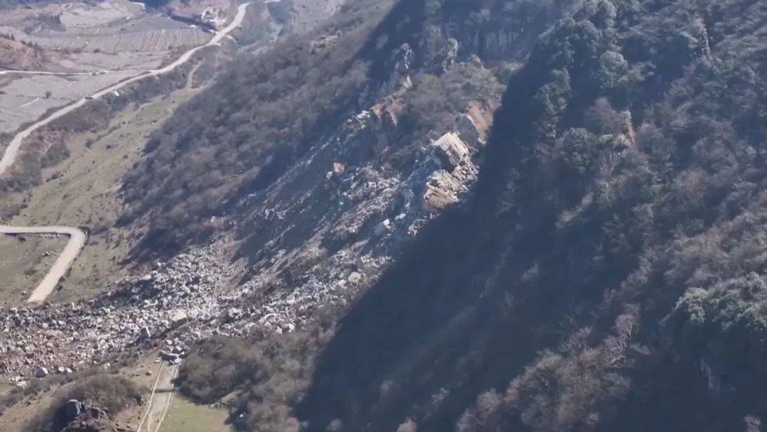 大山惊现6条裂缝，附近100多户居民害怕垮塌晚上不敢睡觉！和煤矿开采有关！当地回应……